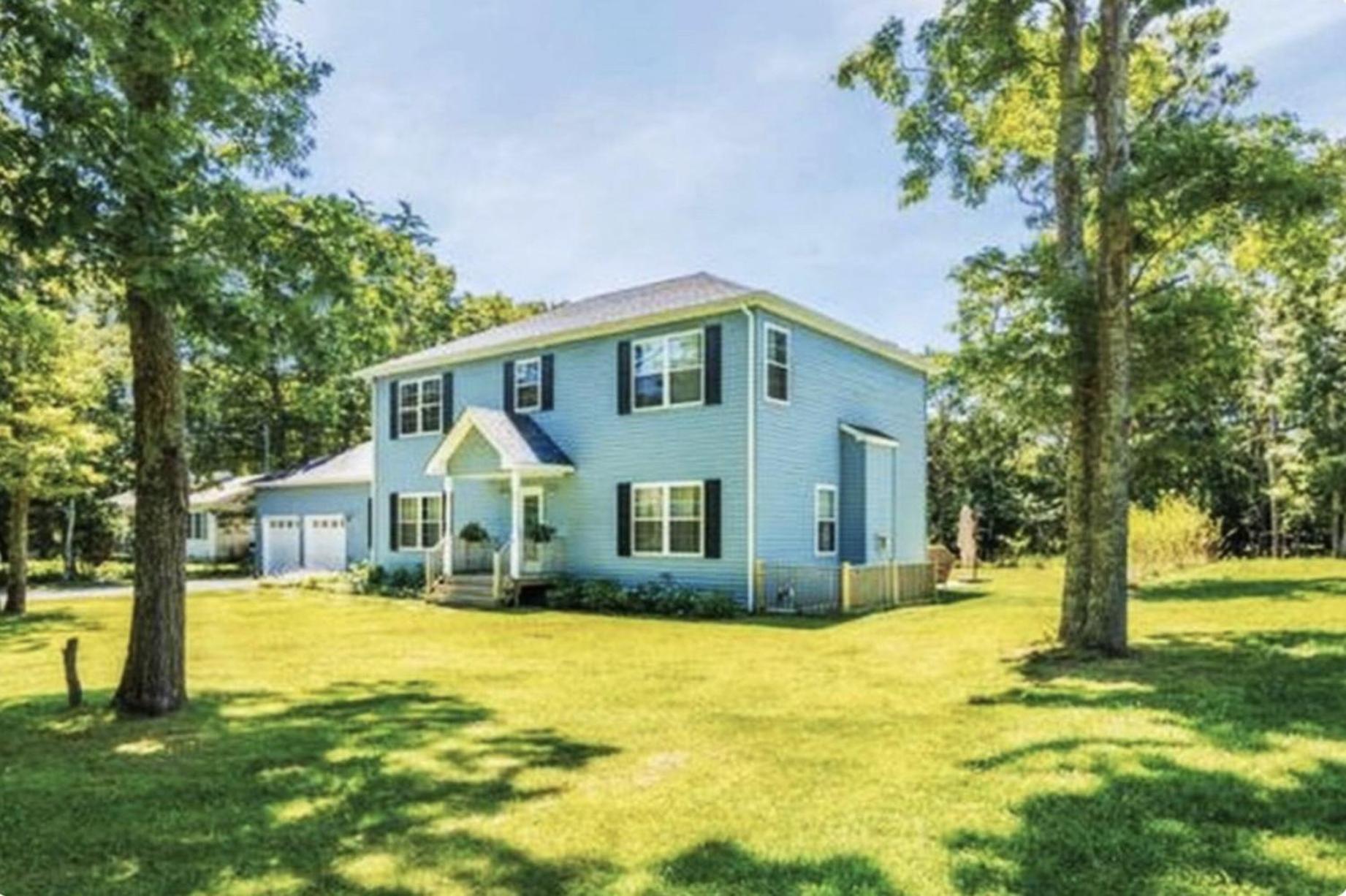 Beautiful Two-Story Tradicional East Hampton Home Exterior photo