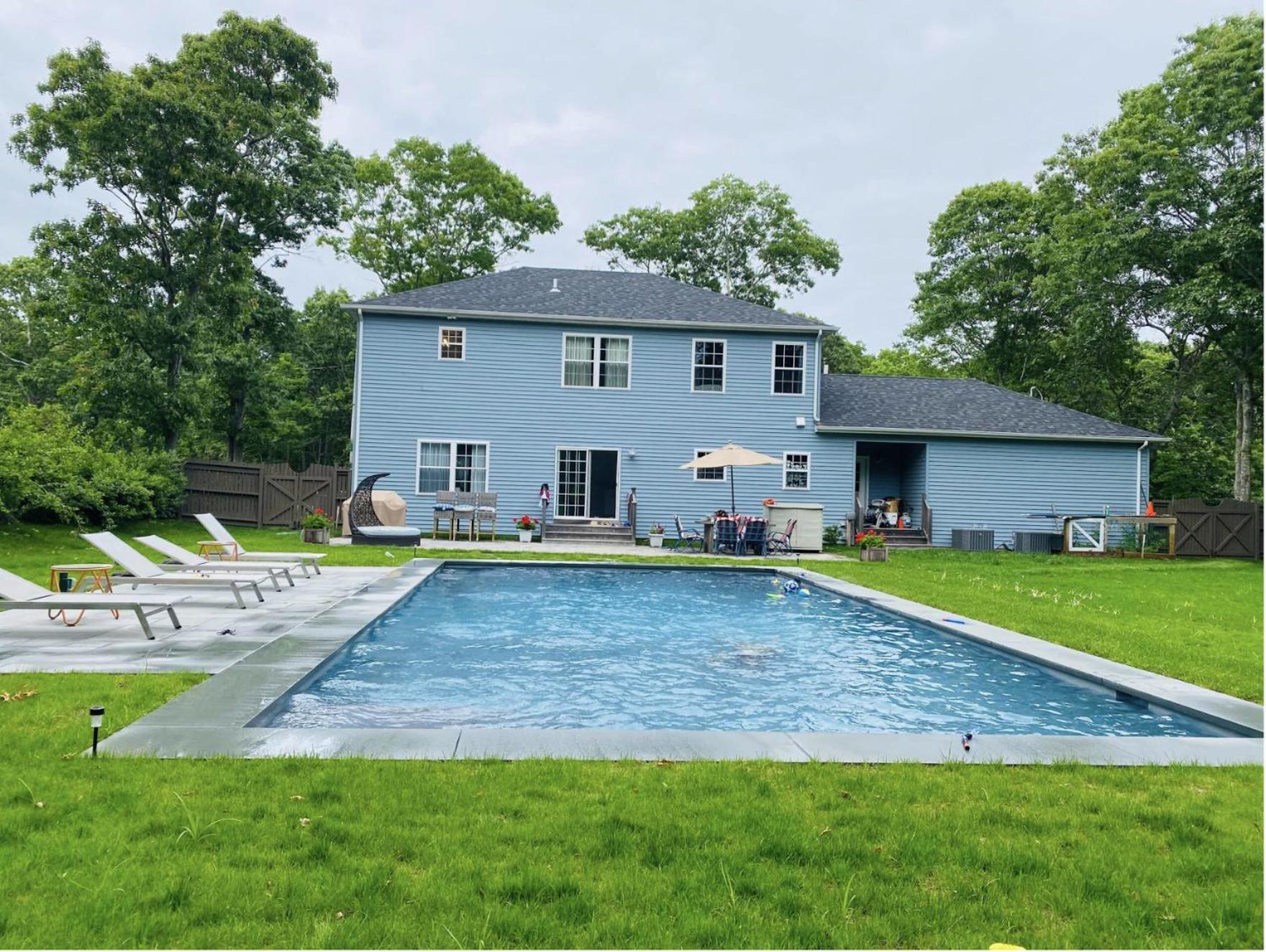 Beautiful Two-Story Tradicional East Hampton Home Exterior photo